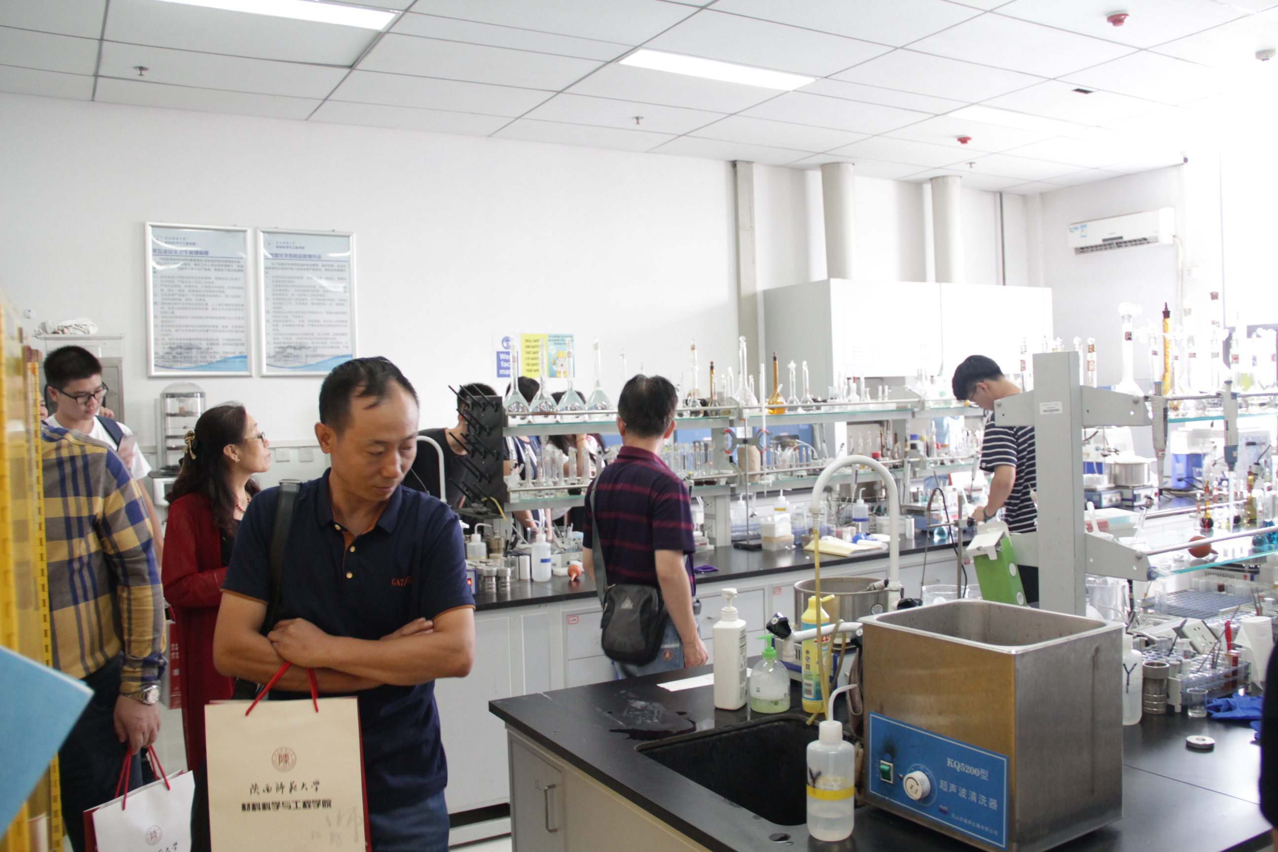 家长参观实验室 1.JPG